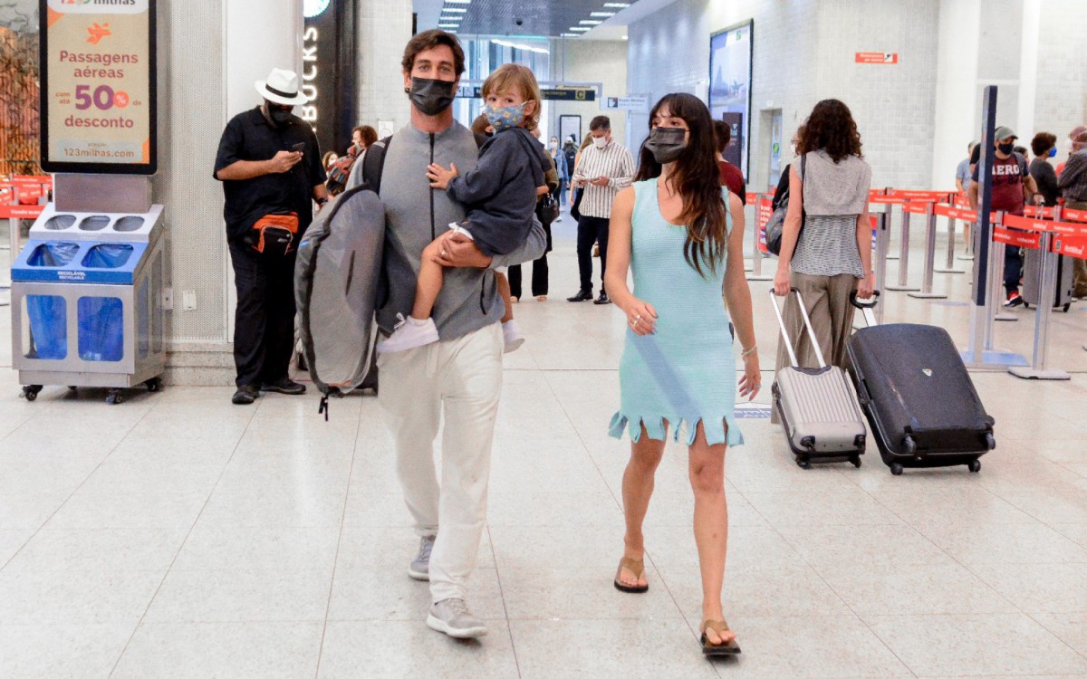 Isis Valverde desembarca no Aeroporto Santos Dumont, no Rio, acompanhada pelo marido, Andr&eacute; Resende, e pelo filho, Rael