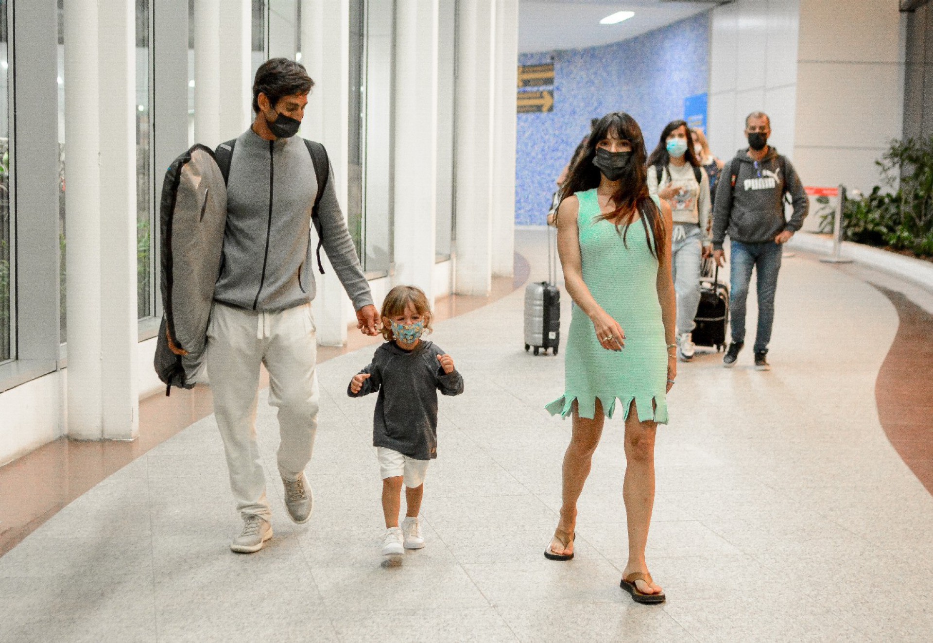 Isis Valverde desembarca no Aeroporto Santos Dumont, no Rio, acompanhada pelo marido, André Resende, e pelo filho, Rael - Webert Belicio / Ag. News