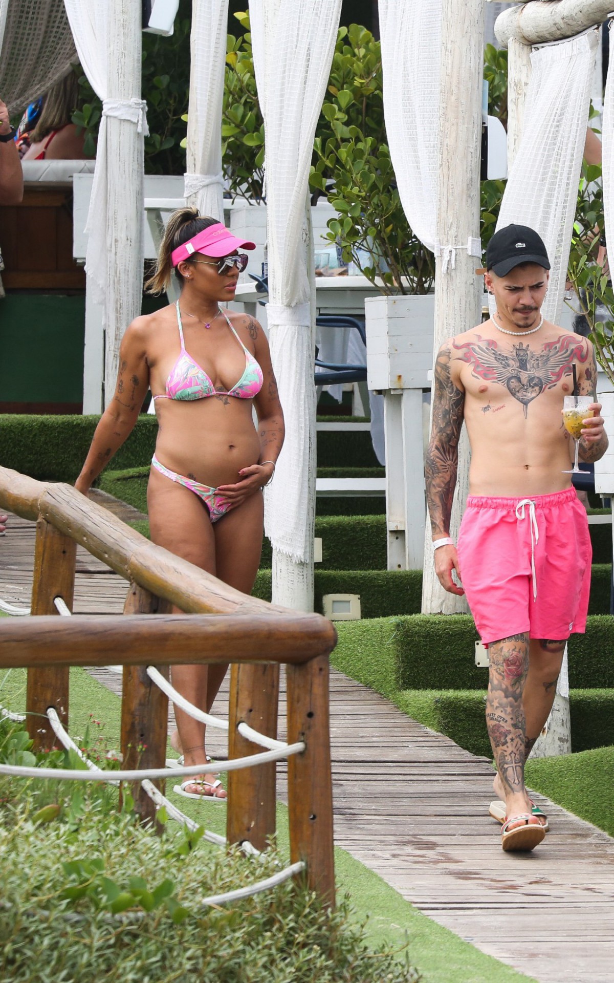 Tays Reis e Biel curtem dia de sol em praia da Zona Oeste