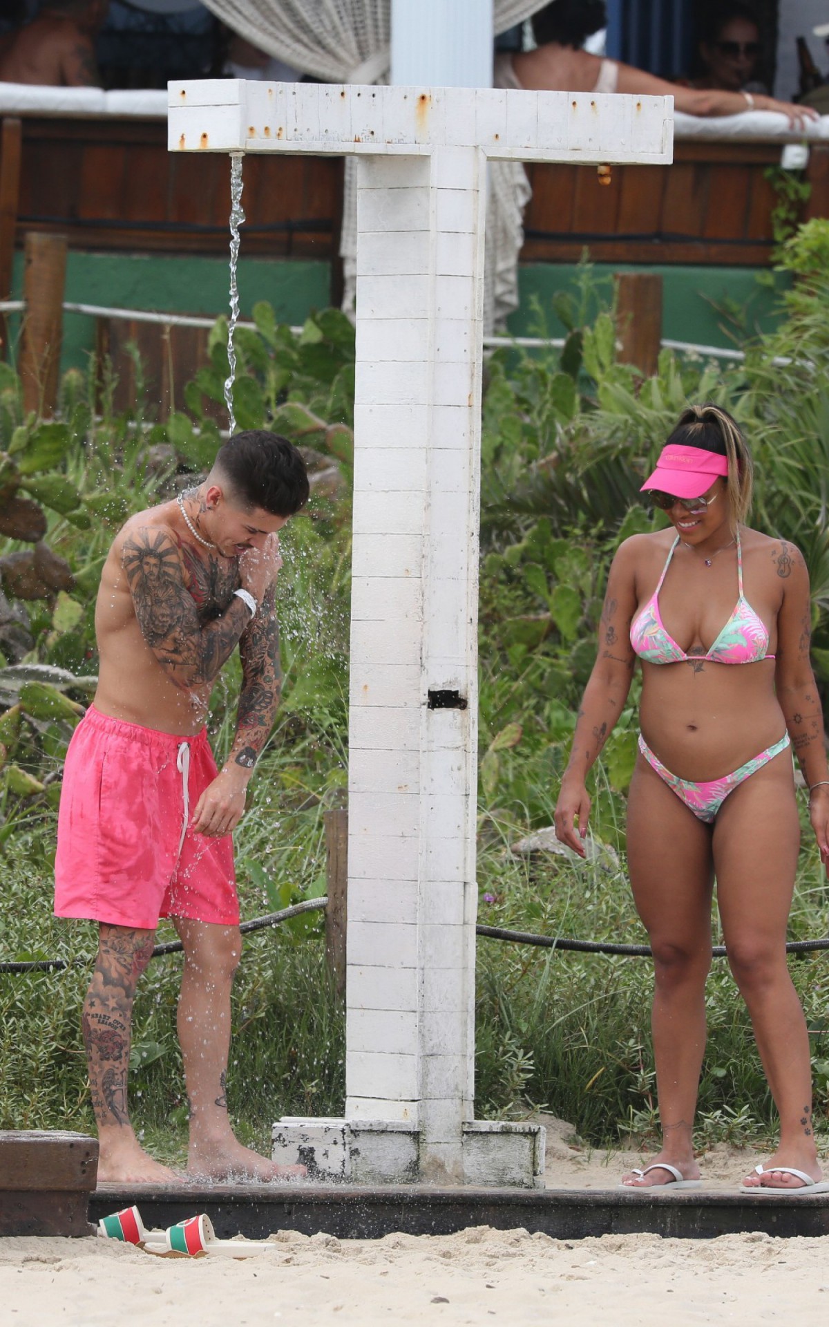 Tays Reis e Biel curtem dia de sol em praia da Zona Oeste