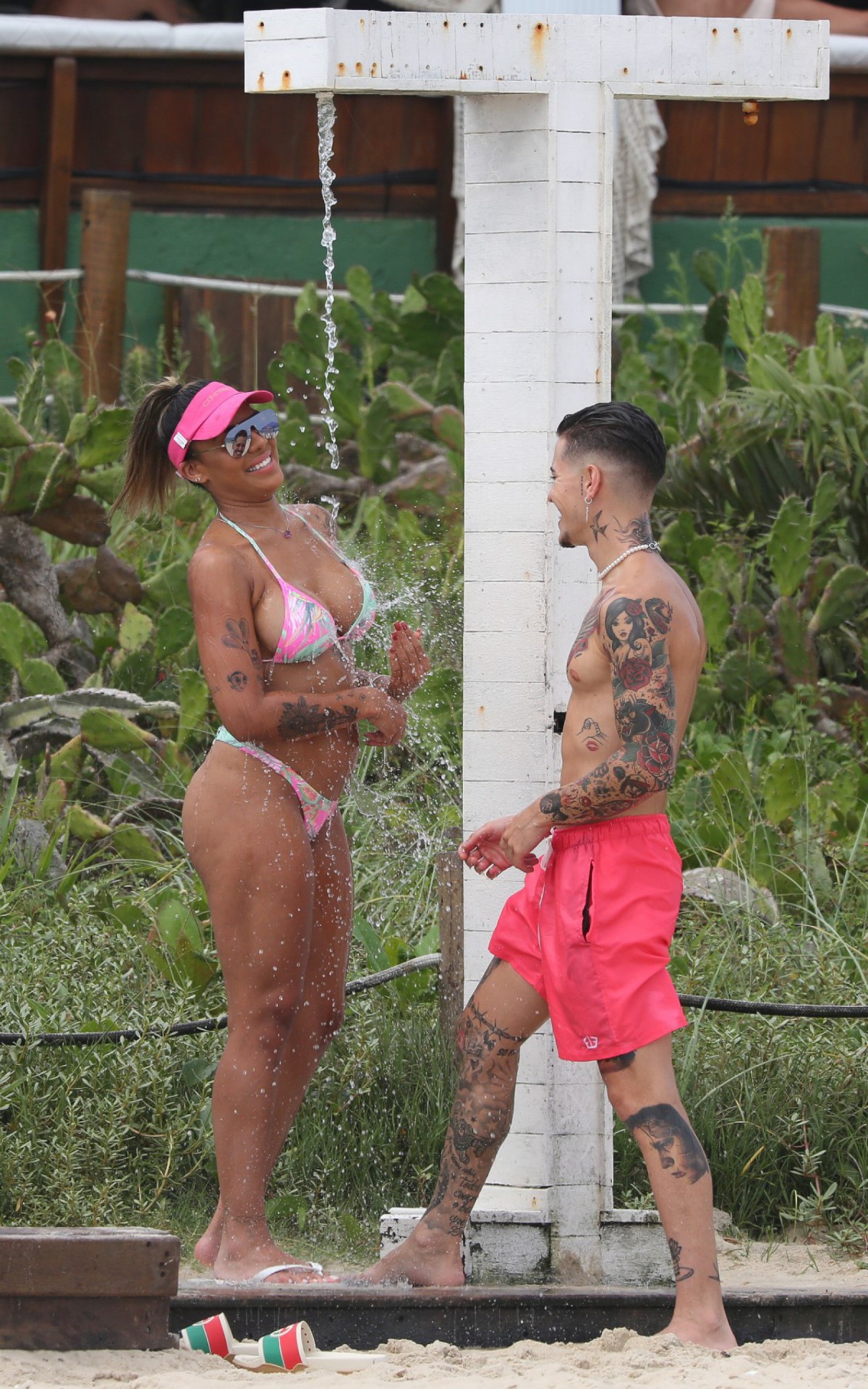 Tays Reis e Biel curtem dia de sol em praia da Zona Oeste