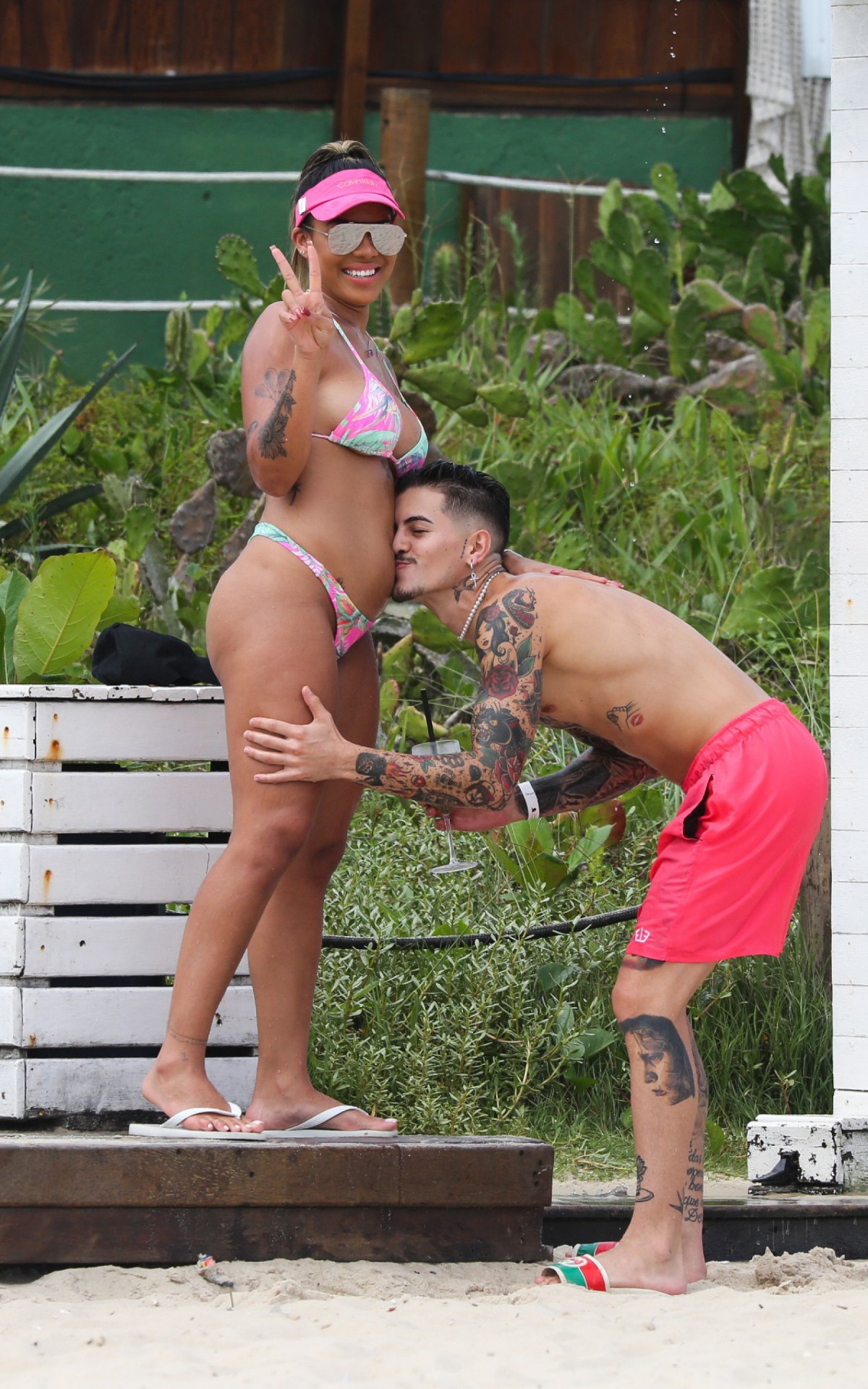 Tays Reis e Biel curtem dia de sol em praia da Zona Oeste