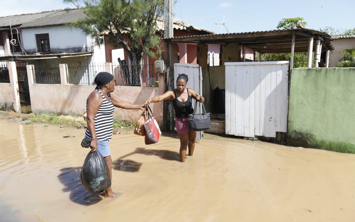 Famílias precisaram sair de suas casas até que a água escoe - Divulgação