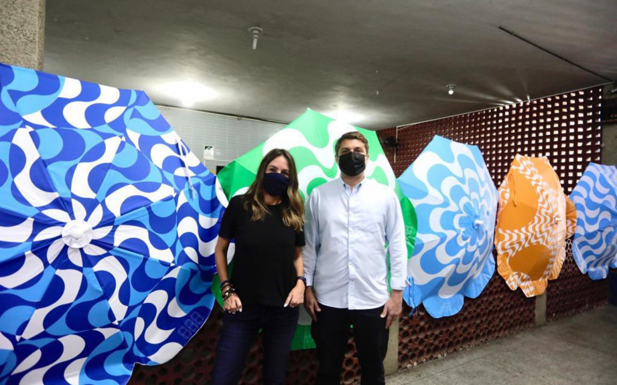 Presidente da Riotur Daniela Maia e secret&aacute;rio de Ordem P&uacute;blica Brenno Carnevale distribu&iacute;ram guarda-s&oacute;is aos barraqueiros