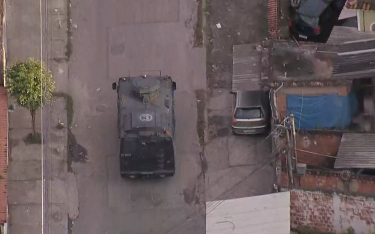 Caveir&atilde;o da PM avan&ccedil;a para o interior da comunidade da Vila Alian&ccedil;a, em Bangu