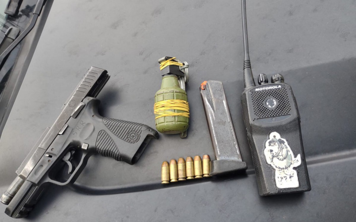 GAT apreendeu muni&ccedil;&atilde;o, porta carregadores, coldre, material para embalar drogas, al&eacute;m de anota&ccedil;&otilde;es do tr&aacute;fico 