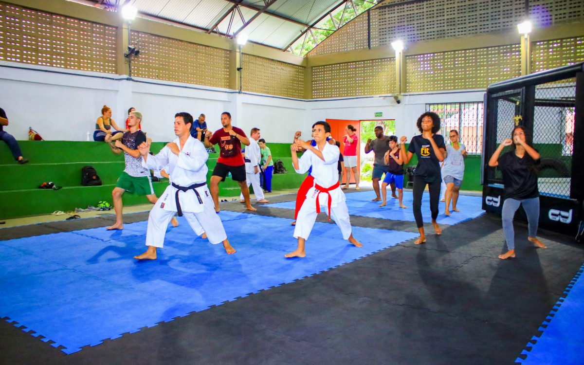Grupo de pais e alunos no tatame da Casa de Luta Nilopolitana