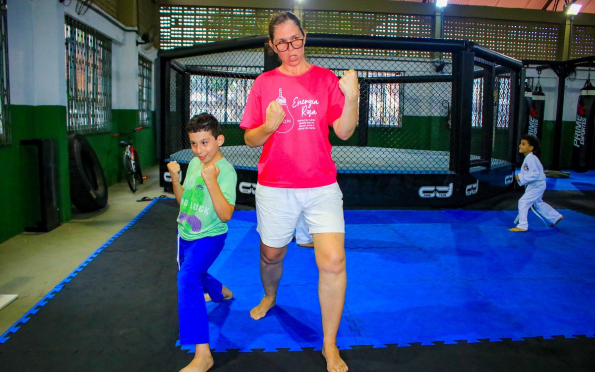 M&atilde;e e filho em a&ccedil;&atilde;o no tatame