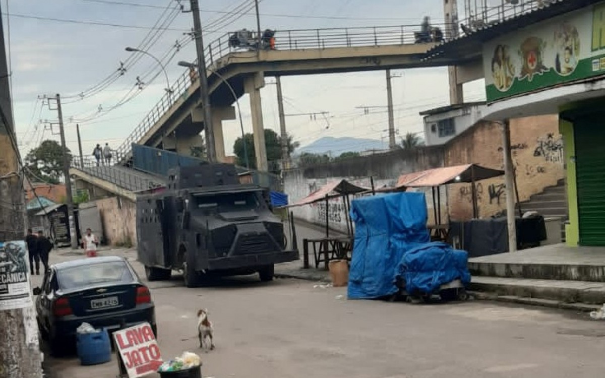 Blindado da PM na Vila Aliança, em Bangu - REPRODUÇÃO TWITTER