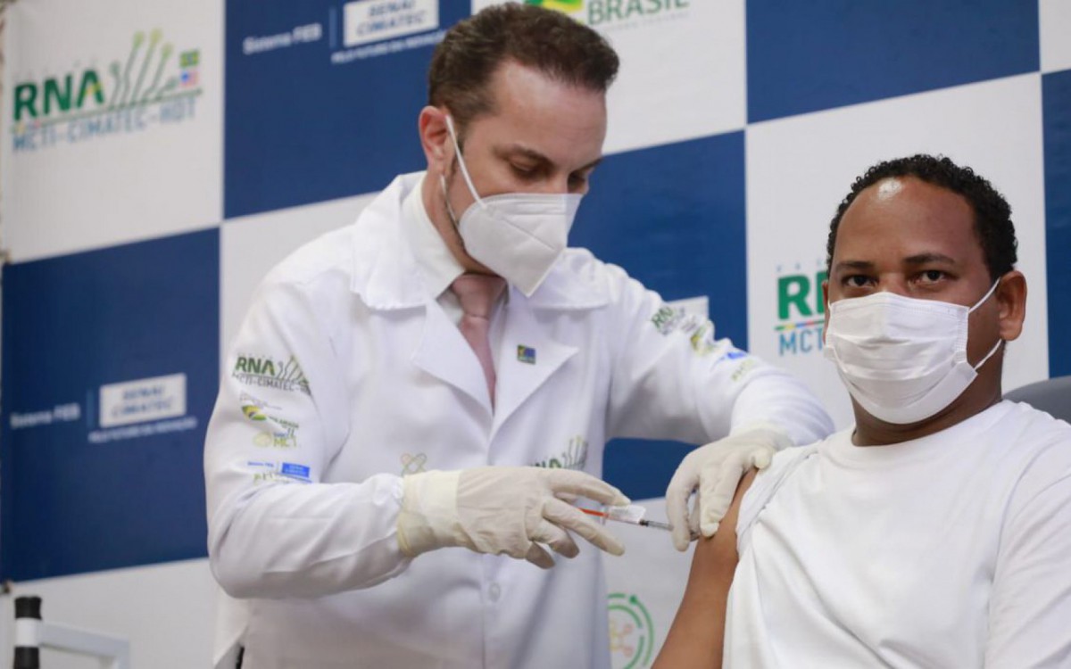 Vacina brasileira contra a covid-19 é aplicada pela primeira vez - Divulgação