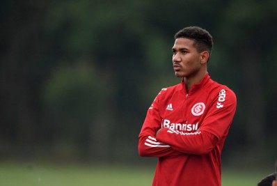 Vasco anuncia contratação de zagueiro que estava no Internacional