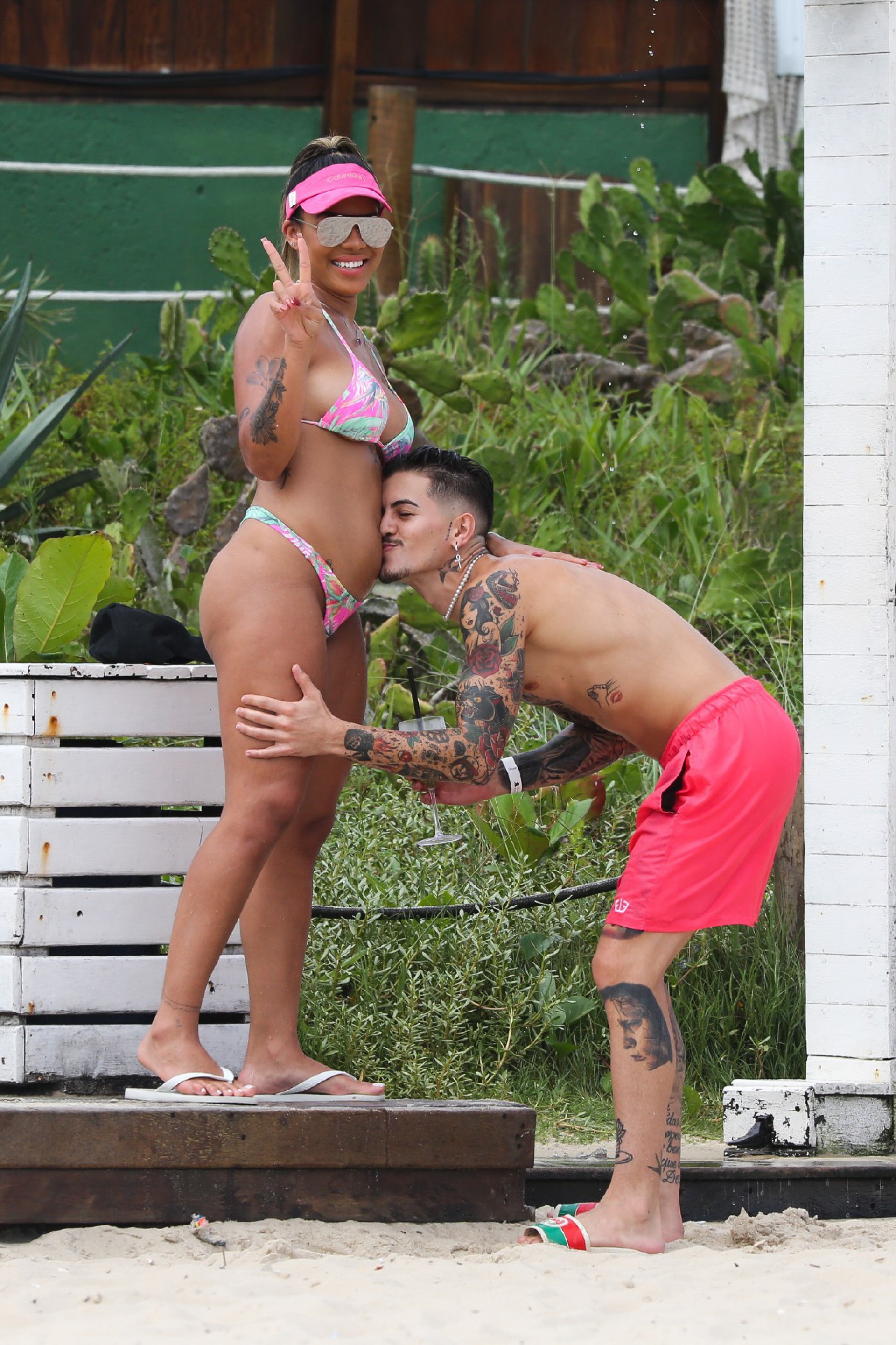 Tays Reis e Biel curtem dia de sol em praia da Zona Oeste - Dilson Silva/ AgNews