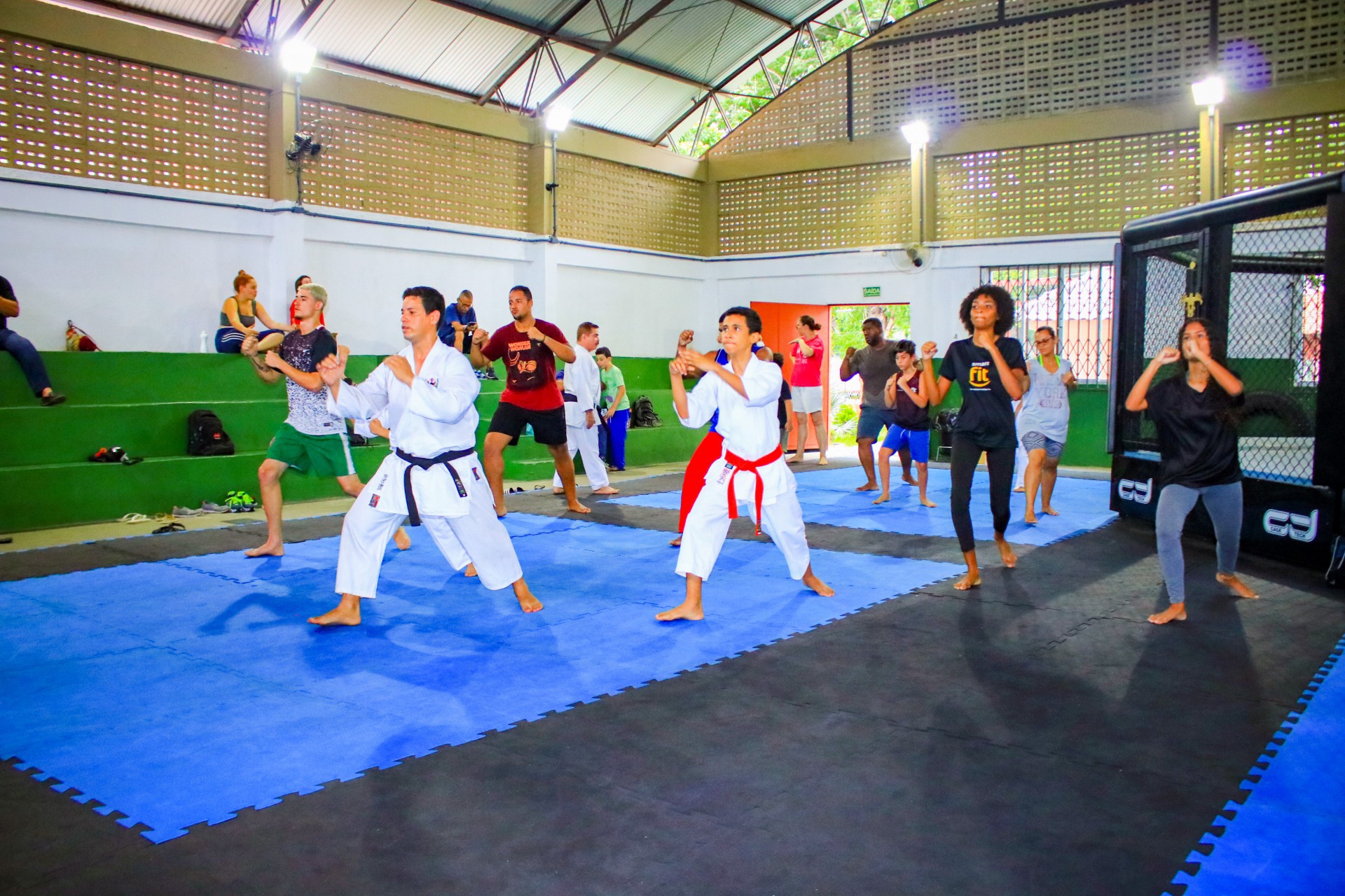 Grupo de pais e alunos no tatame da Casa de Luta Nilopolitana - Divulga&ccedil;&atilde;o / PMN