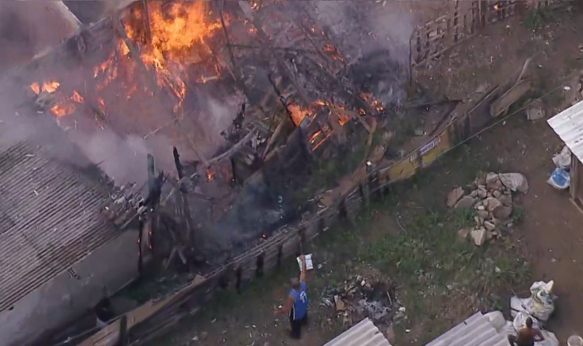 Inc&ecirc;ndio destr&oacute;i casa em Costa Barros, Zona Norte do Rio