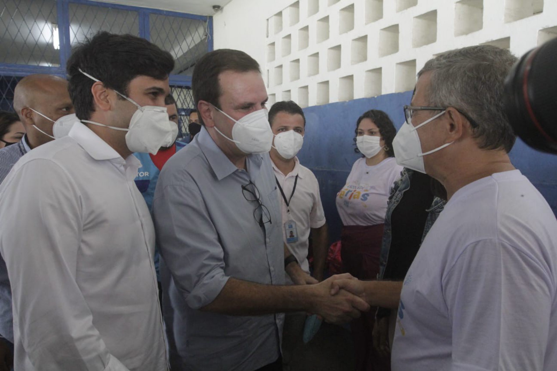O prefeito Eduardo Paes e o secretário municipal de Educação Renan Ferreirinha visitaram a Escola Municipal Anita Garibaldi, no Galeão, nesta quinta-feira (13) - MARCOS PORTO/AGÊNCIA O DIA