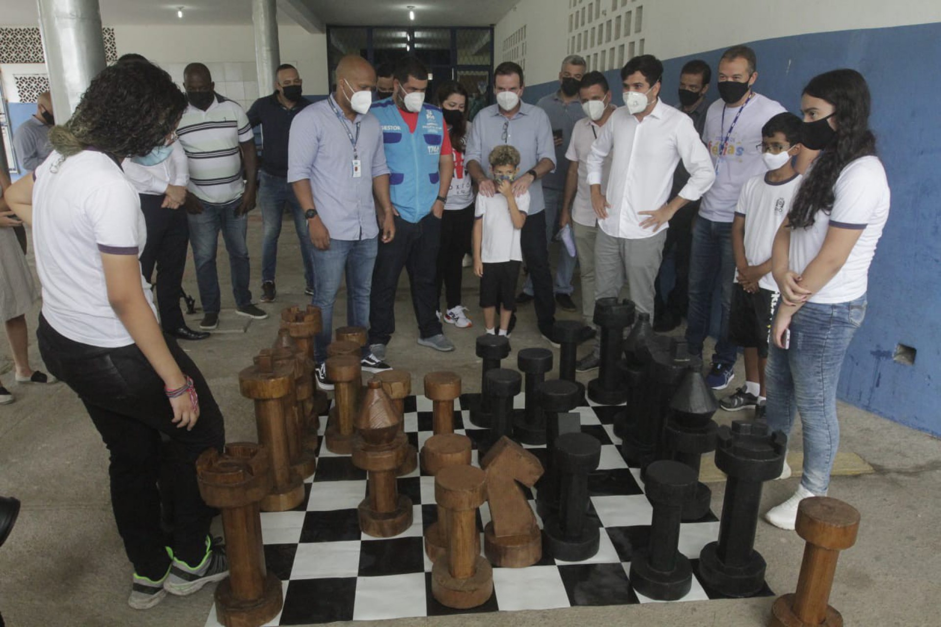 O prefeito Eduardo Paes e o secretário municipal de Educação Renan Ferreirinha visitaram a Escola Municipal Anita Garibaldi, no Galeão, nesta quinta-feira (13) - MARCOS PORTO/AGÊNCIA O DIA