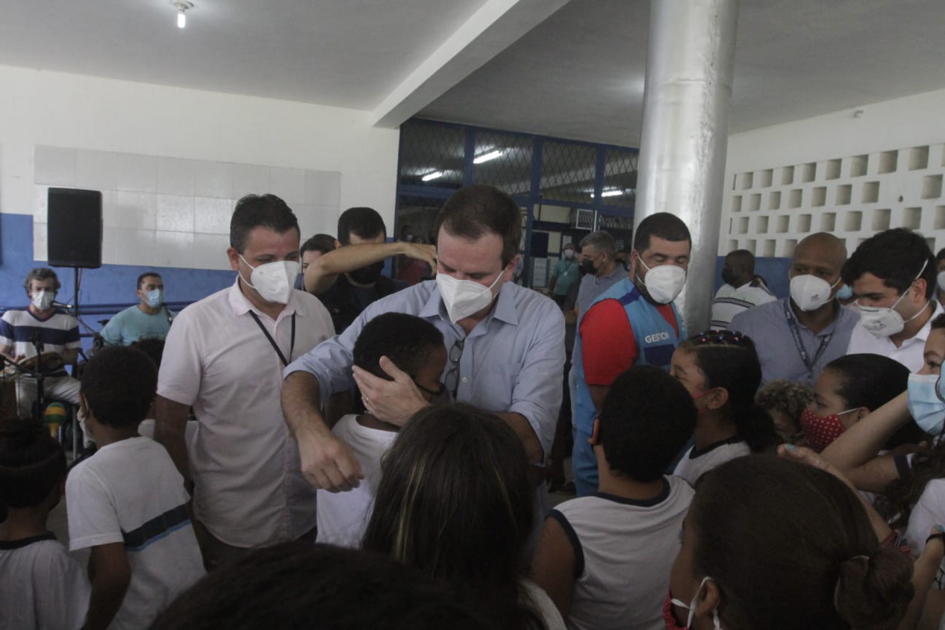 O prefeito Eduardo Paes e o secretário municipal de Educação Renan Ferreirinha visitaram a Escola Municipal Anita Garibaldi, no Galeão, nesta quinta-feira (13) - MARCOS PORTO/AGÊNCIA O DIA