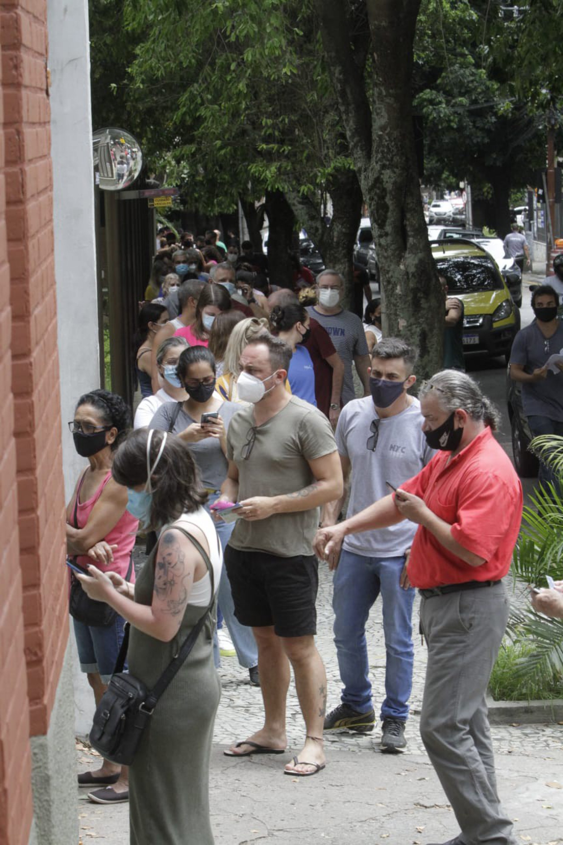 Centro Municipal de Sa&uacute;de Heitor Beltr&atilde;o, na Rua Desembargador Isidro, na Tijuca, recebeu uma longa fila para o teste de covid nesta quinta-feira (13) - MARCOS PORTO/AG&Ecirc;NCIA O DIA