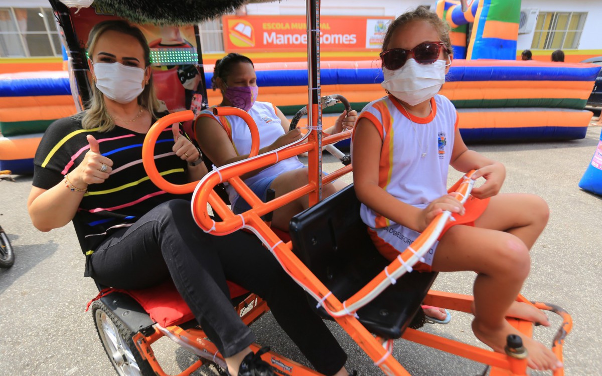 A primeira-dama e deputada federal Daniela do Waguinho andou de bicicleta com Nath&aacute;lia Vit&oacute;ria, ao seu lado