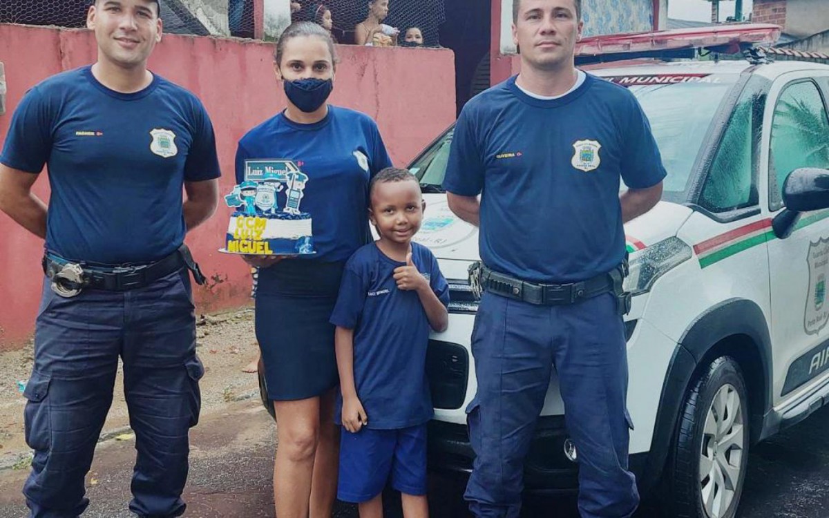 Menino que sonha ser guarda municipal ganha festa de anivers&aacute;rio tem&aacute;tica