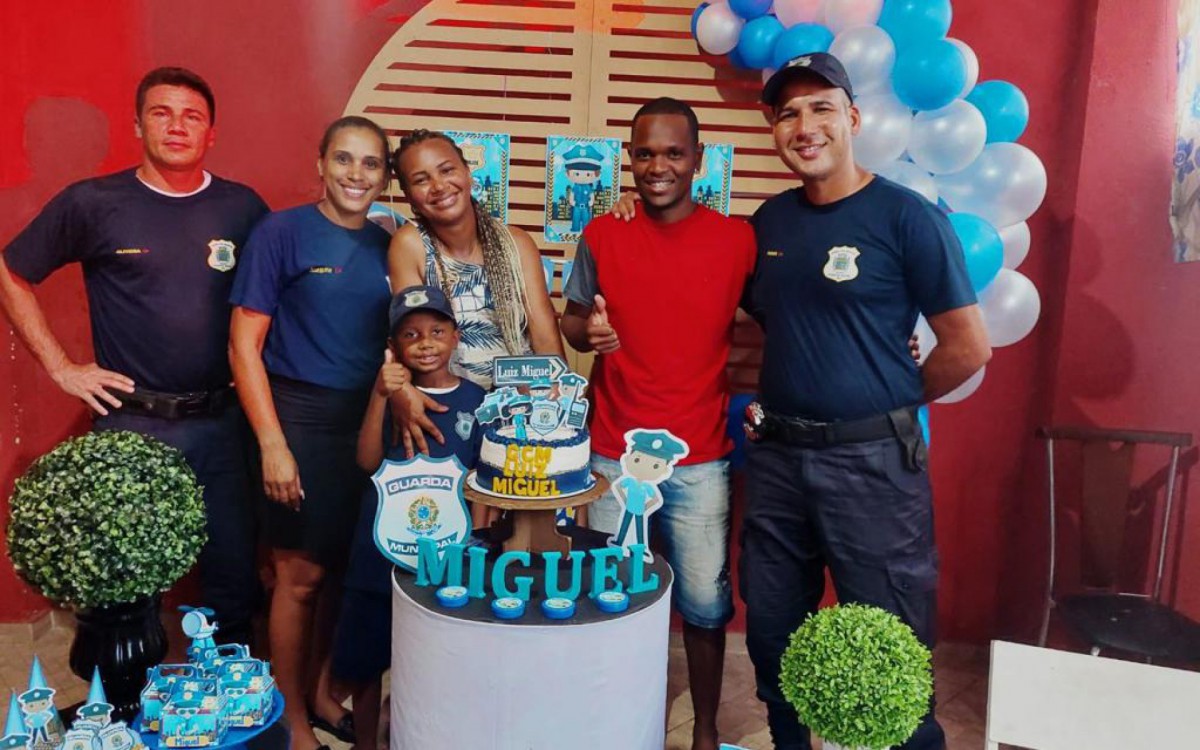 Menino que sonha ser guarda municipal ganha festa de anivers&aacute;rio tem&aacute;tica