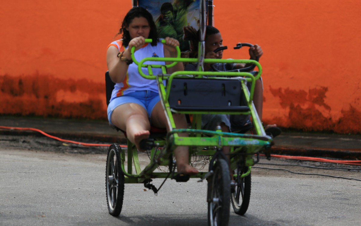 Nath&aacute;lia Vit&oacute;ria andou pela primeira vez de bicicleta e est&aacute; entusiasmada para outras oportunidades