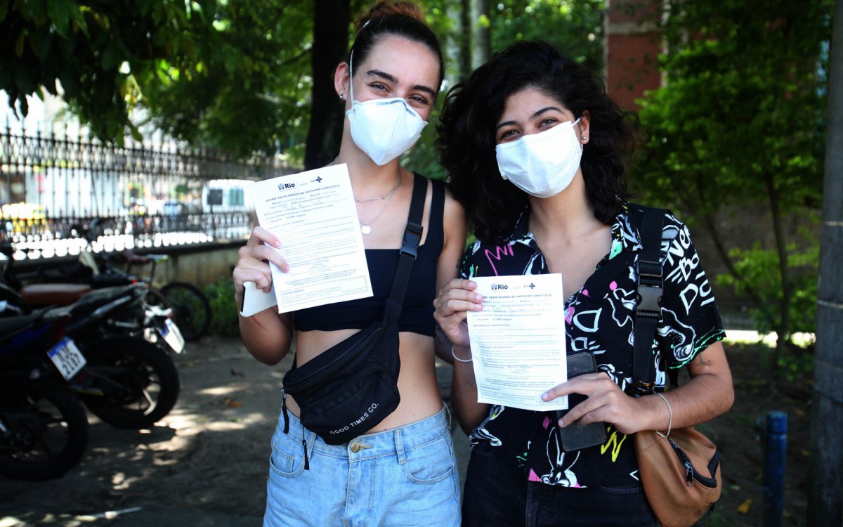 Filas por vacina e testagem para o Covid, no CMS Rocha Maia, em Botafogo, nesta sexta-feira (14). Na foto, Julia Lellis e Let&iacute;cia Amaral. 