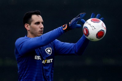 Gatito Fernández retorna ao Botafogo após ser convocado e não atuar pela seleção paraguaia