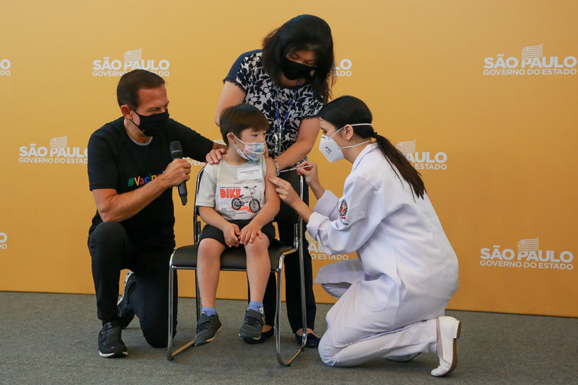 Crianças recebem dose do imunizante pediátrico da Pfizer contra a Covid - Divulgação