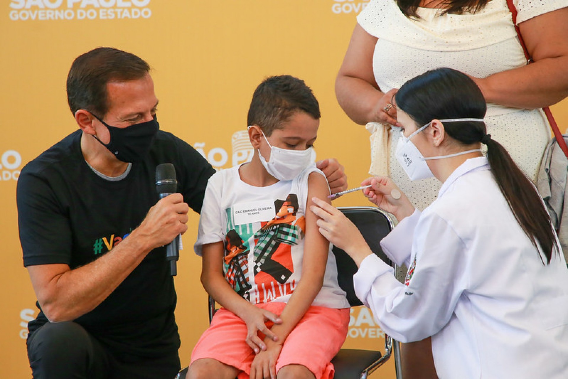 Crianças recebem dose do imunizante pediátrico da Pfizer contra a Covid - Divulgação