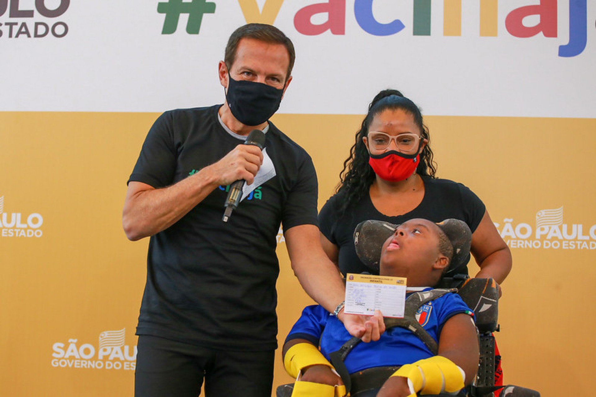 Crianças recebem dose do imunizante pediátrico da Pfizer contra a Covid - Divulgação