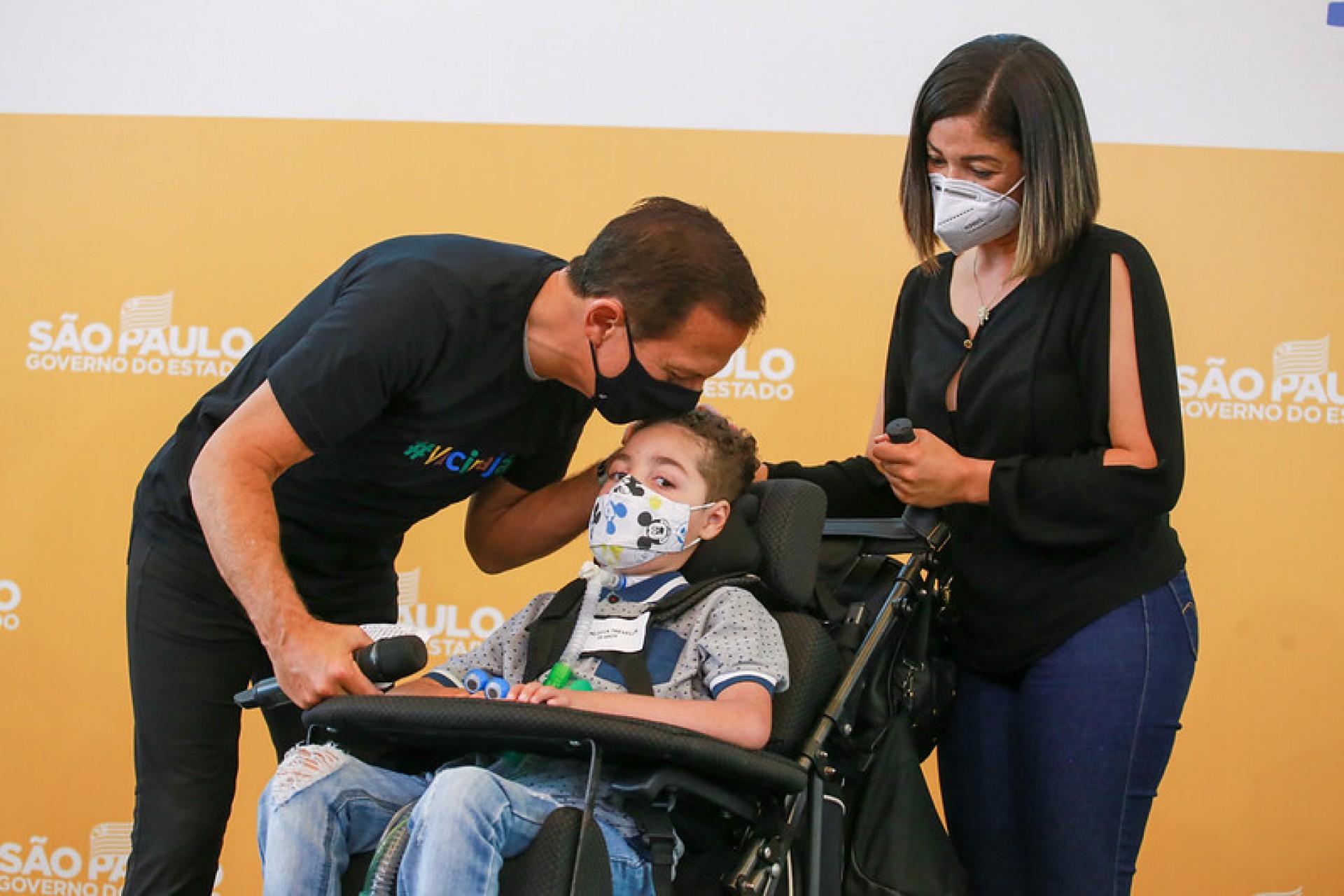 Crianças recebem dose do imunizante pediátrico da Pfizer contra a Covid - Divulgação