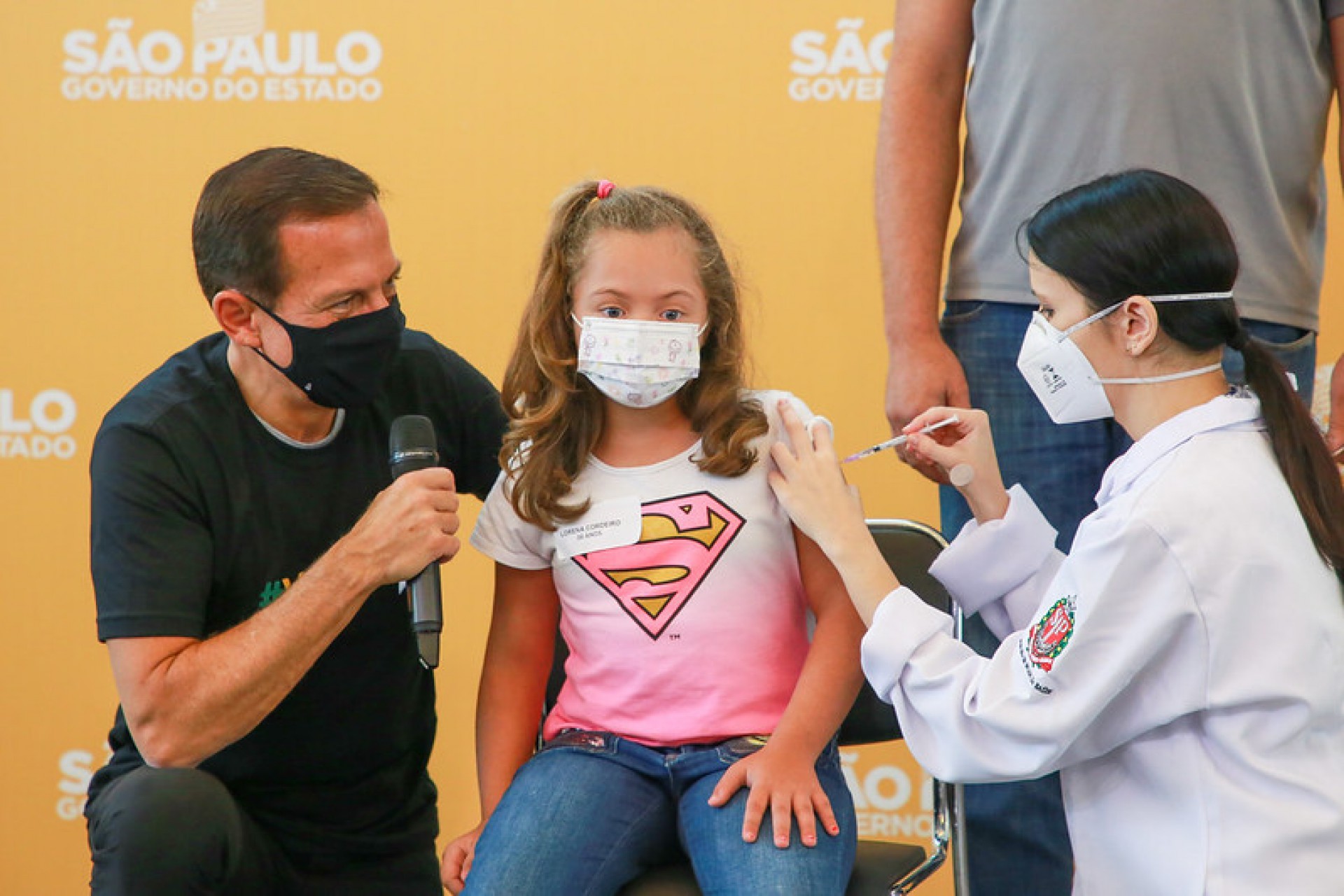 Crianças recebem dose do imunizante pediátrico da Pfizer contra a Covid - Divulgação