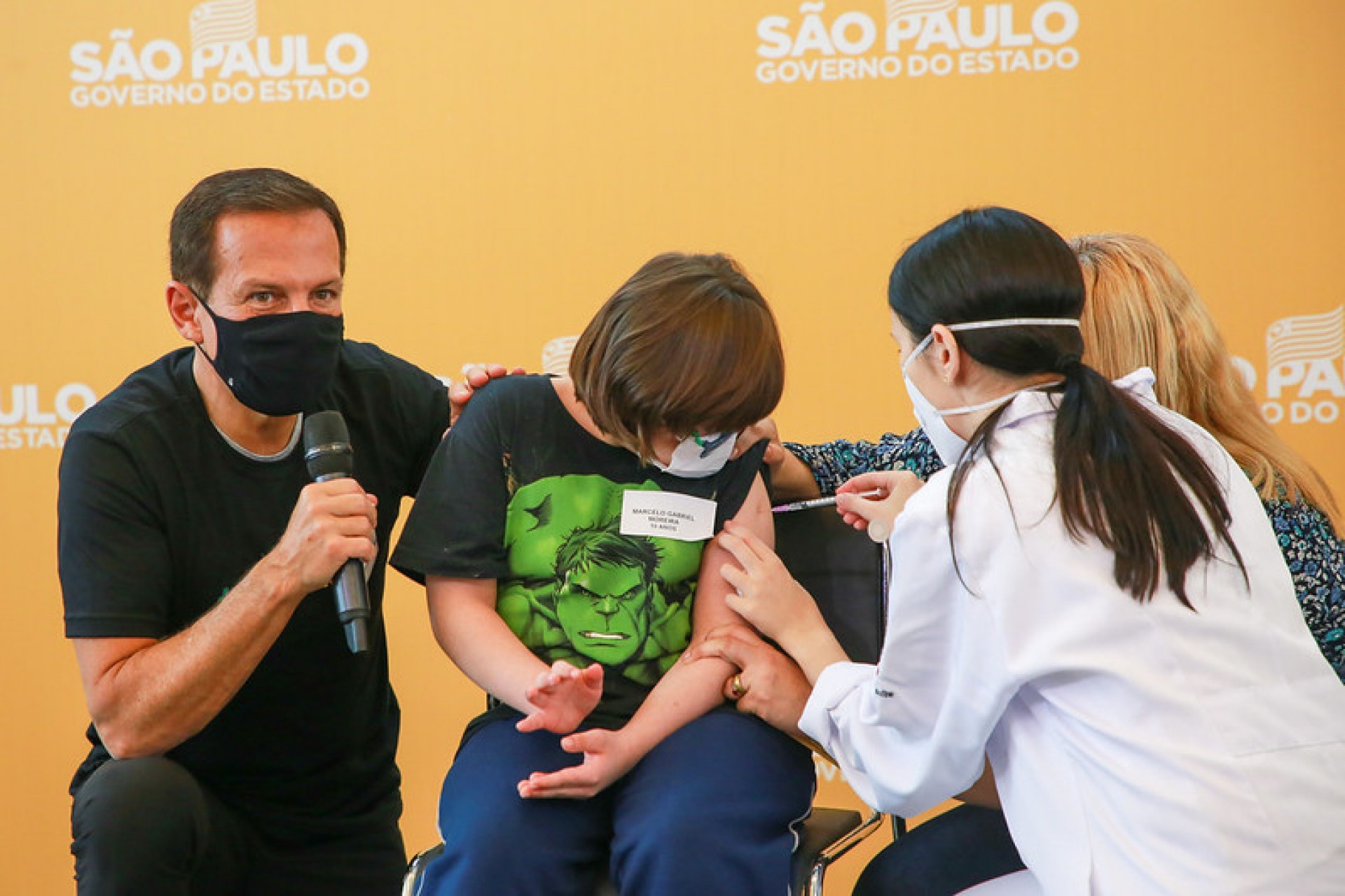 Crianças recebem dose do imunizante pediátrico da Pfizer contra a Covid - Divulgação