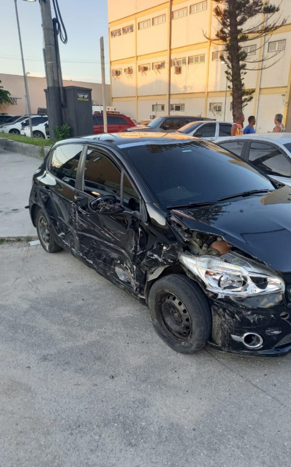 A PM obteve informa&ccedil;&otilde;es de testemunhas de que dois homens teriam fugido em um Peugeot preto 208 em alta velocidade