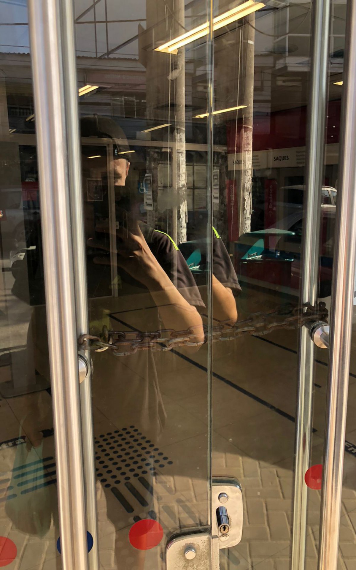 Ag&ecirc;ncia do Bradesco em Bacax&aacute; &eacute; trancada 