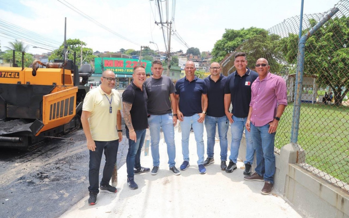  O deputado Valdecy da Sa&uacute;de, o secret&aacute;rio Executivo, M&aacute;rcio Reis e vereadores acompanharam os servi&ccedil;os do programa Asfalto Novo 