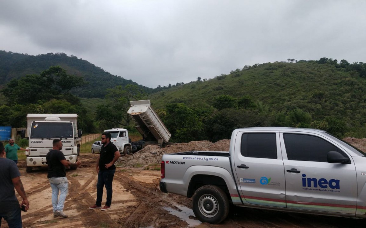 Inea combate explora&ccedil;&atilde;o ilegal de &aacute;gua e dep&oacute;sito irregular de entulhos em Saquarema
