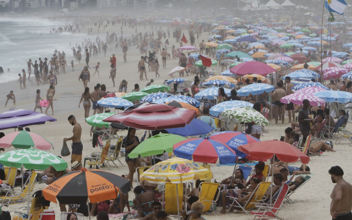 Movimenta&ccedil;&atilde;o na praia do Arpoador, na Zona Sul do Rio  - Marcos Porto/Ag&ecirc;ncia O Dia