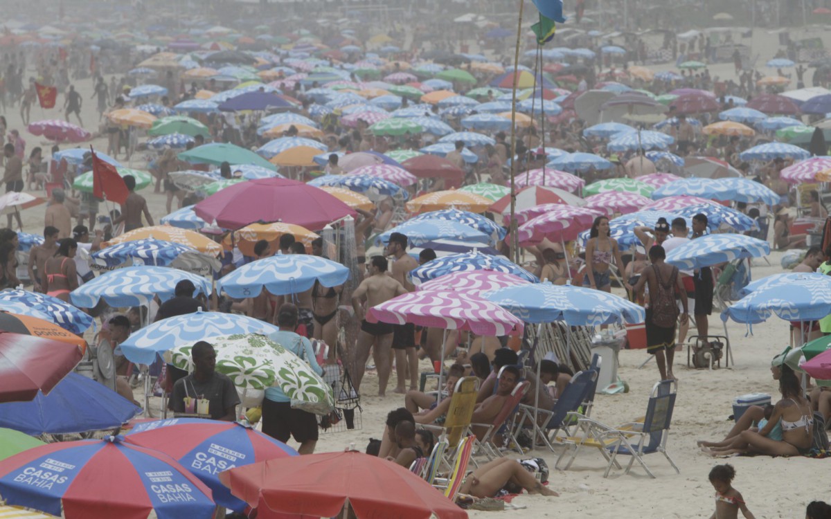 Movimenta&ccedil;&atilde;o na praia do Arpoador, na Zona Sul do Rio  - Marcos Porto/Ag&ecirc;ncia O Dia