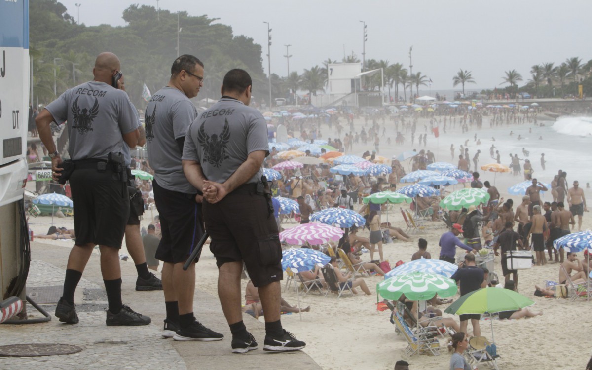 Movimenta&ccedil;&atilde;o na praia do Arpoador, na Zona Sul do Rio  - Marcos Porto/Ag&ecirc;ncia O Dia
