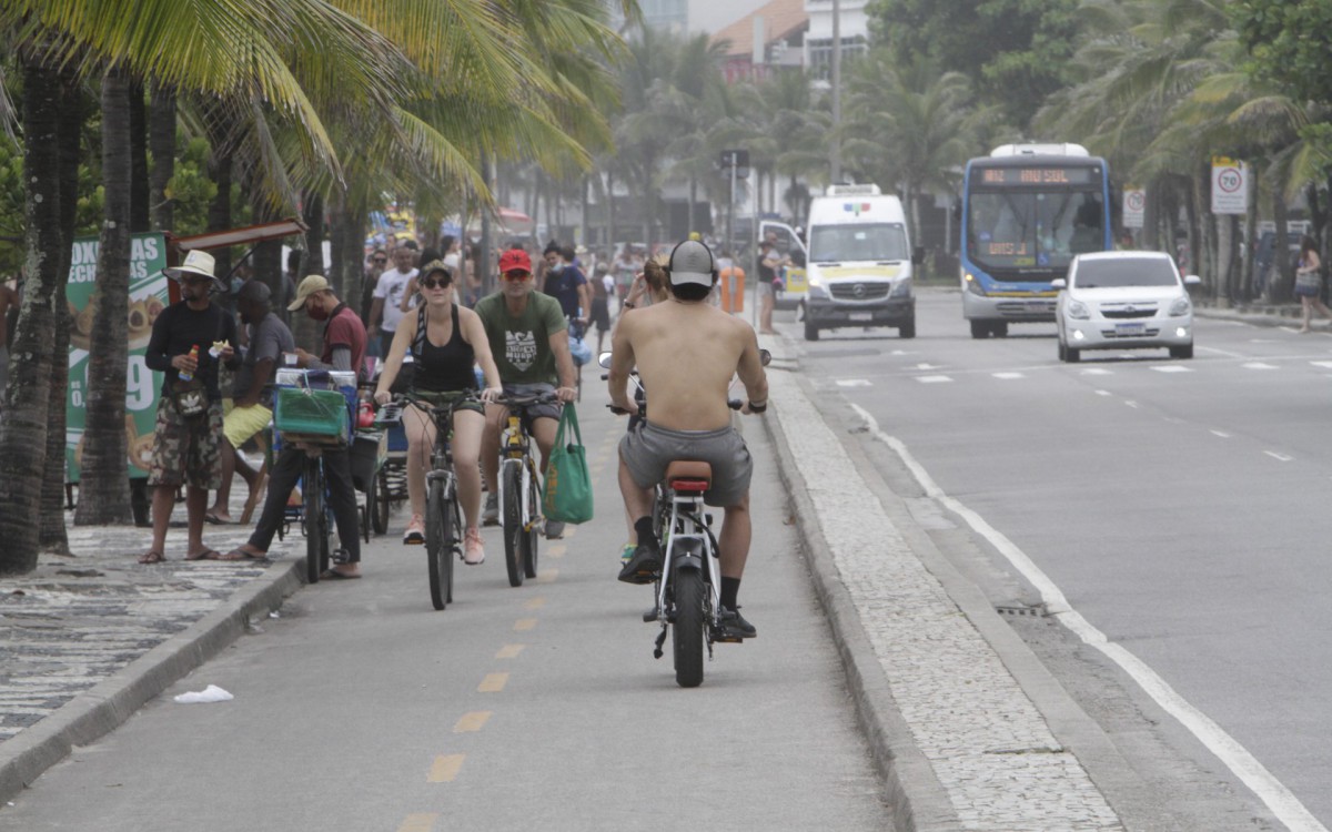 Movimenta&ccedil;&atilde;o na praia do Arpoador, na Zona Sul do Rio  - Marcos Porto/Ag&ecirc;ncia O Dia