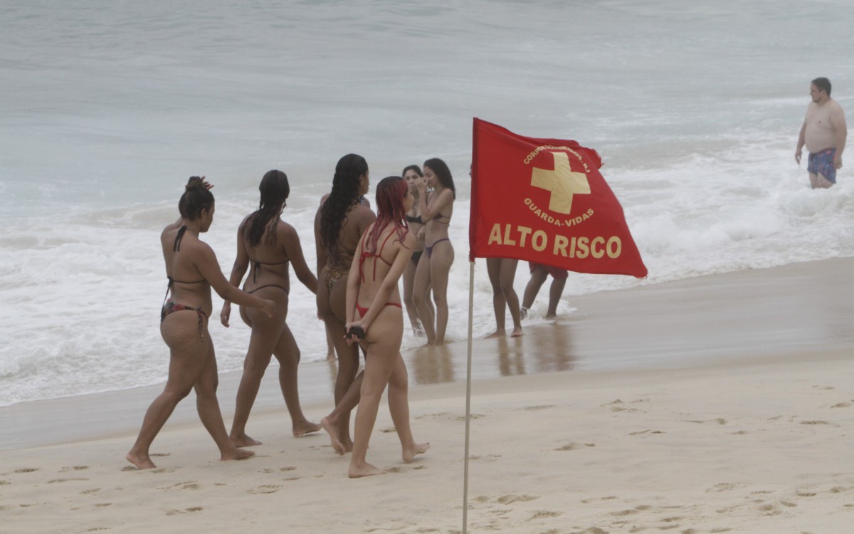 Movimenta&ccedil;&atilde;o na praia do Arpoador, na Zona Sul do Rio  - Marcos Porto/Ag&ecirc;ncia O Dia
