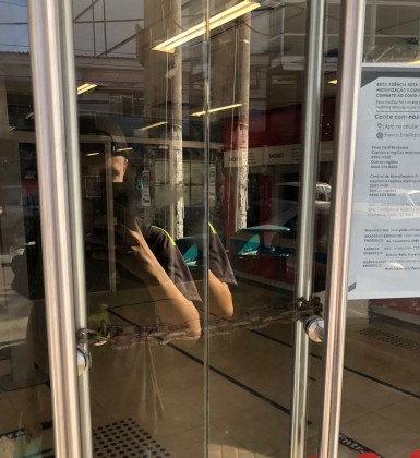 Ag&ecirc;ncia do Bradesco em Bacax&aacute; &eacute; trancada  - Reprodu&ccedil;&atilde;o internet