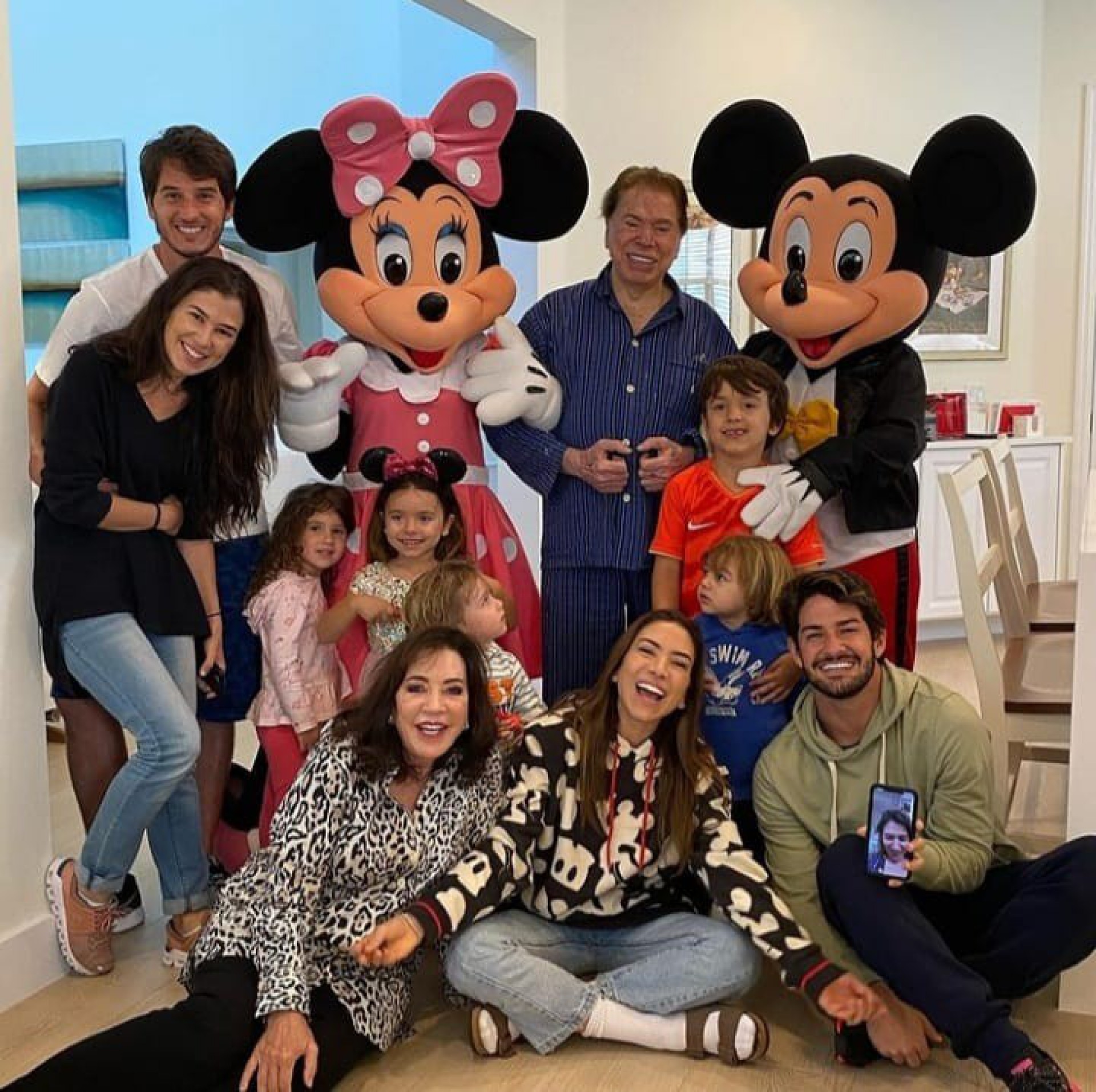Silvio Santos com a família  - Reprodução/Instagram