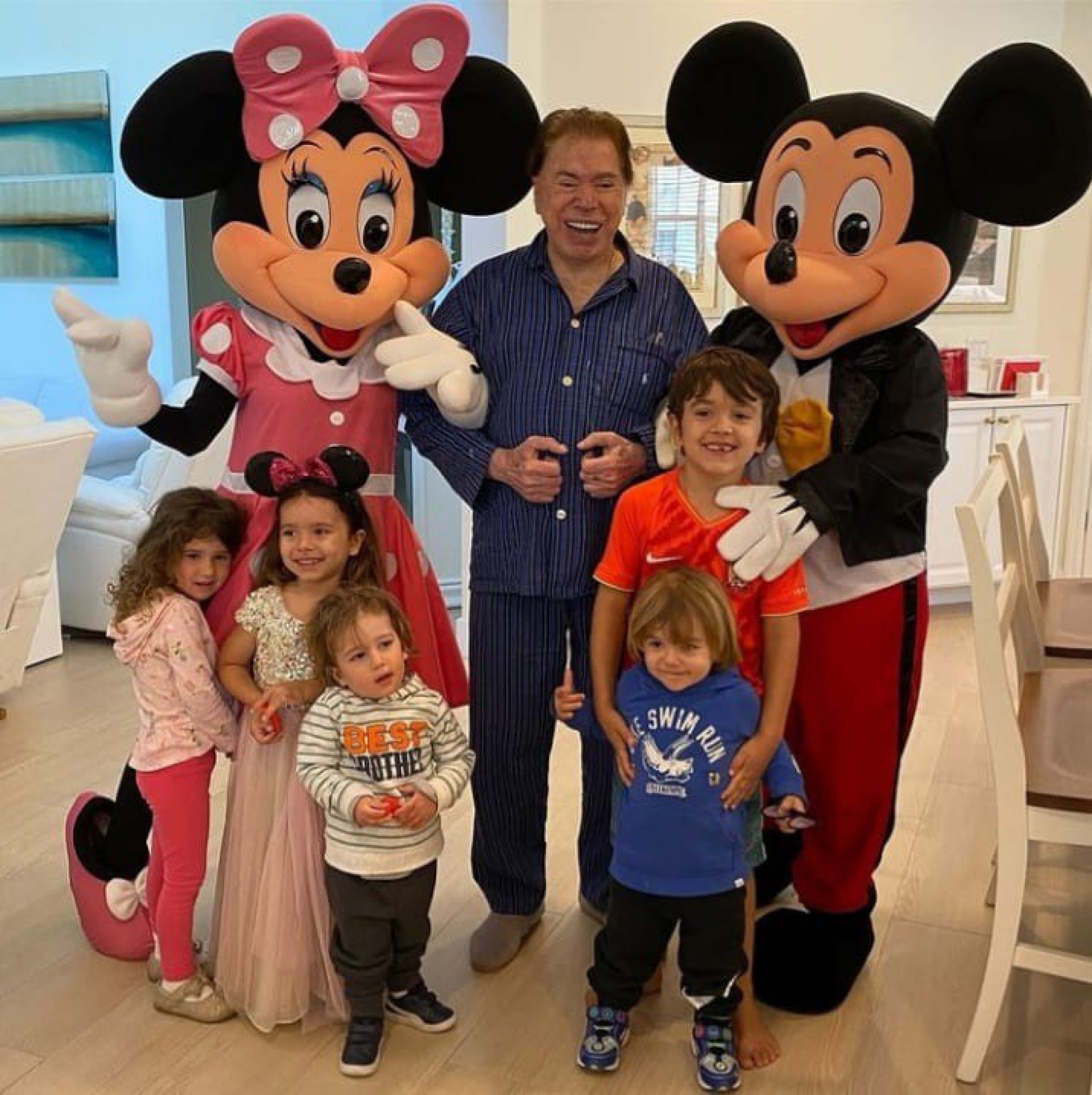 Silvio Santos com a família  - Reprodução/Instagram