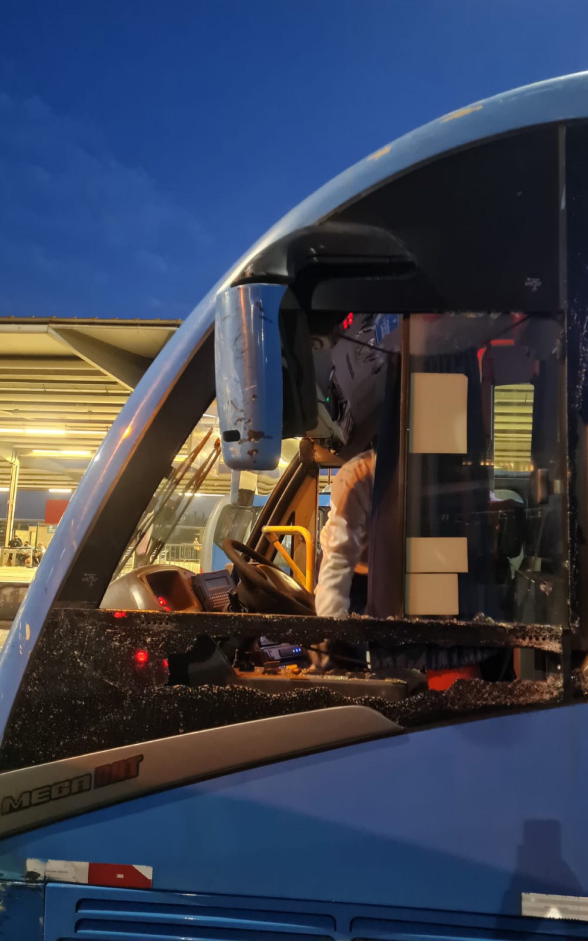 BRT vandalizado no corredor Transoeste na noite de s&aacute;bado (15)