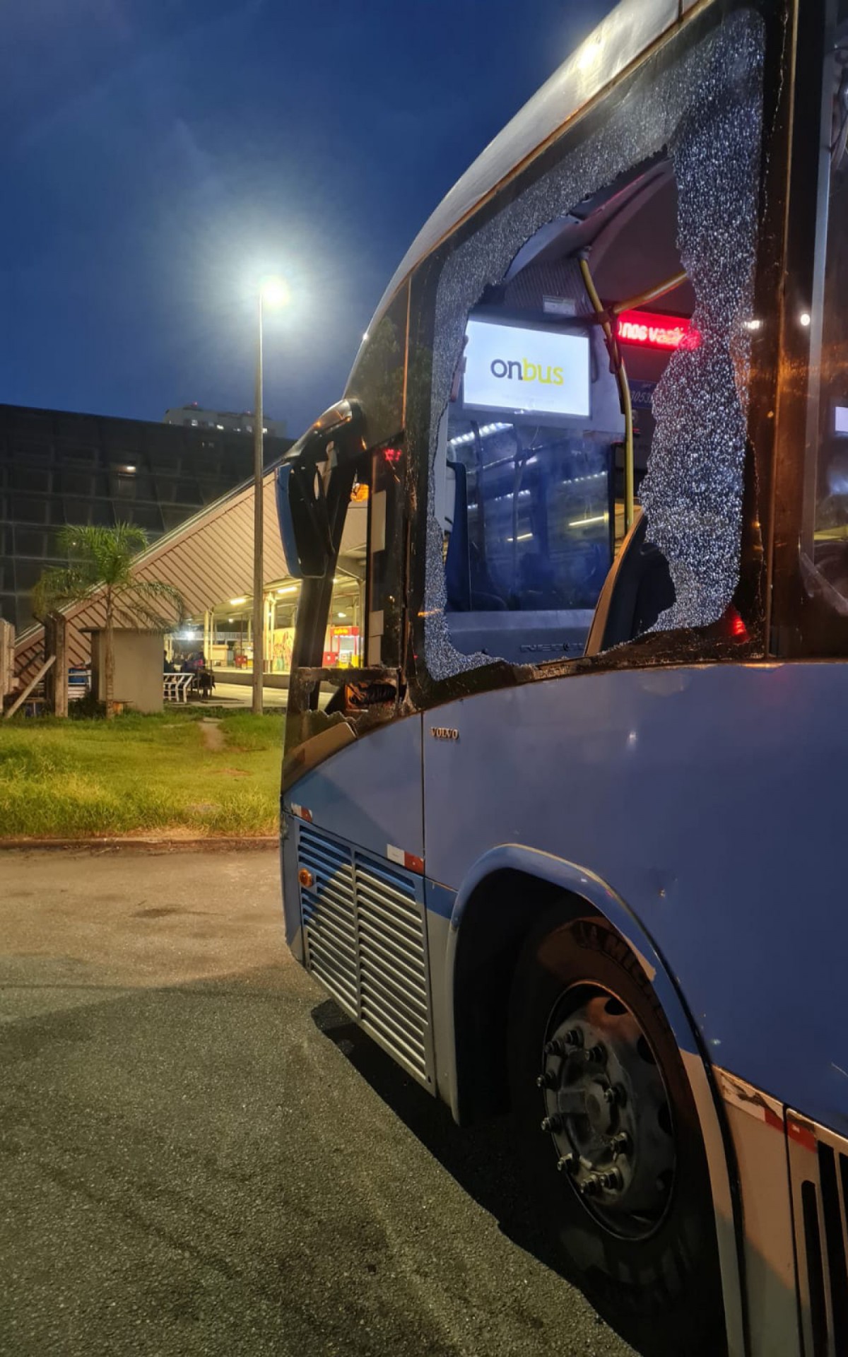 BRT vandalizado no corredor Transoeste na noite de s&aacute;bado (15)