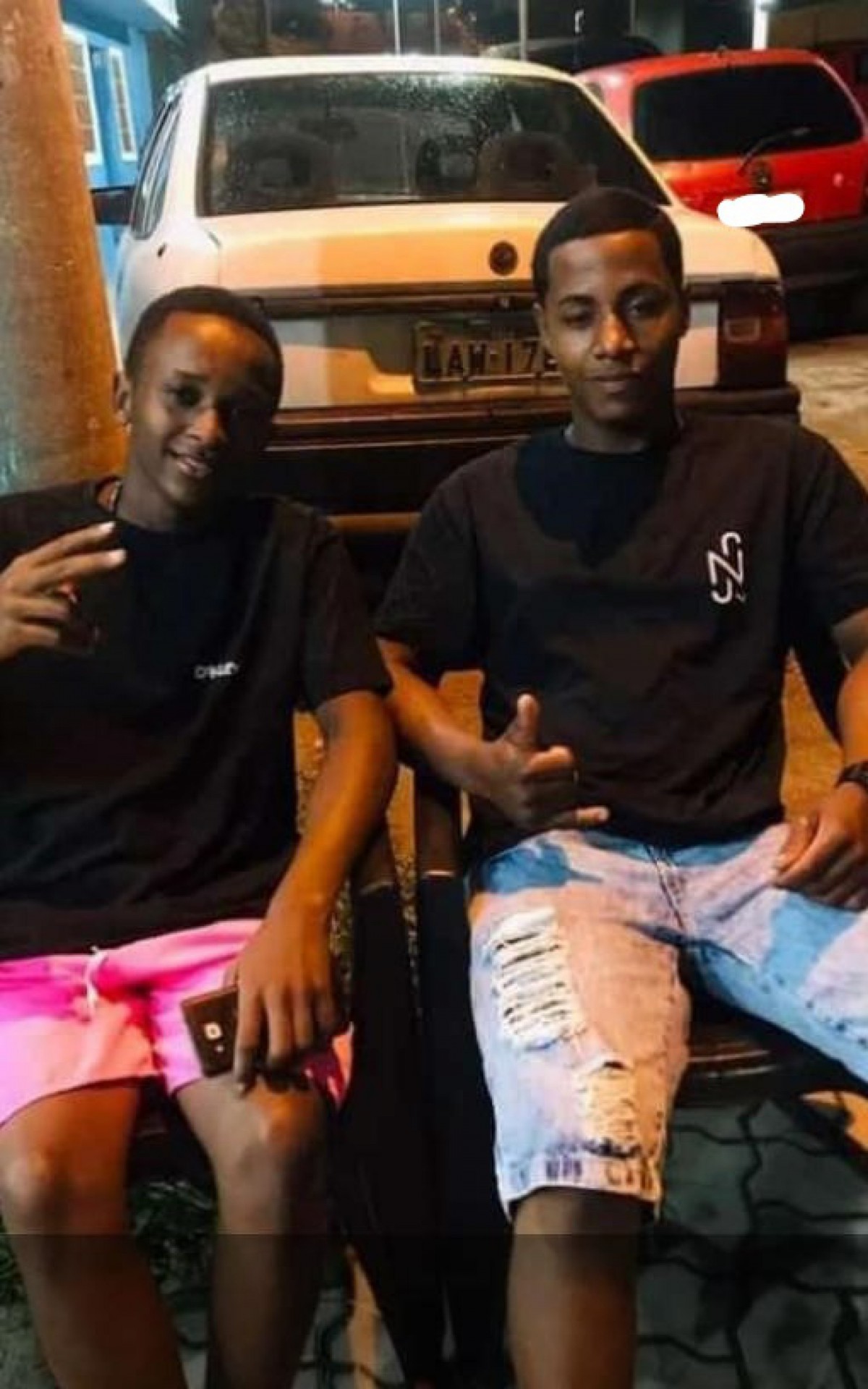 Christian Flores,15, e Cristian Ramos, de 17 anos, estão desaparecidos desde o dia 13 de dezembro, após saírem juntos, em uma motocicleta, para entregar lanches em Queimados, na Baixada Fluminense      - Arquivo Pessoal 