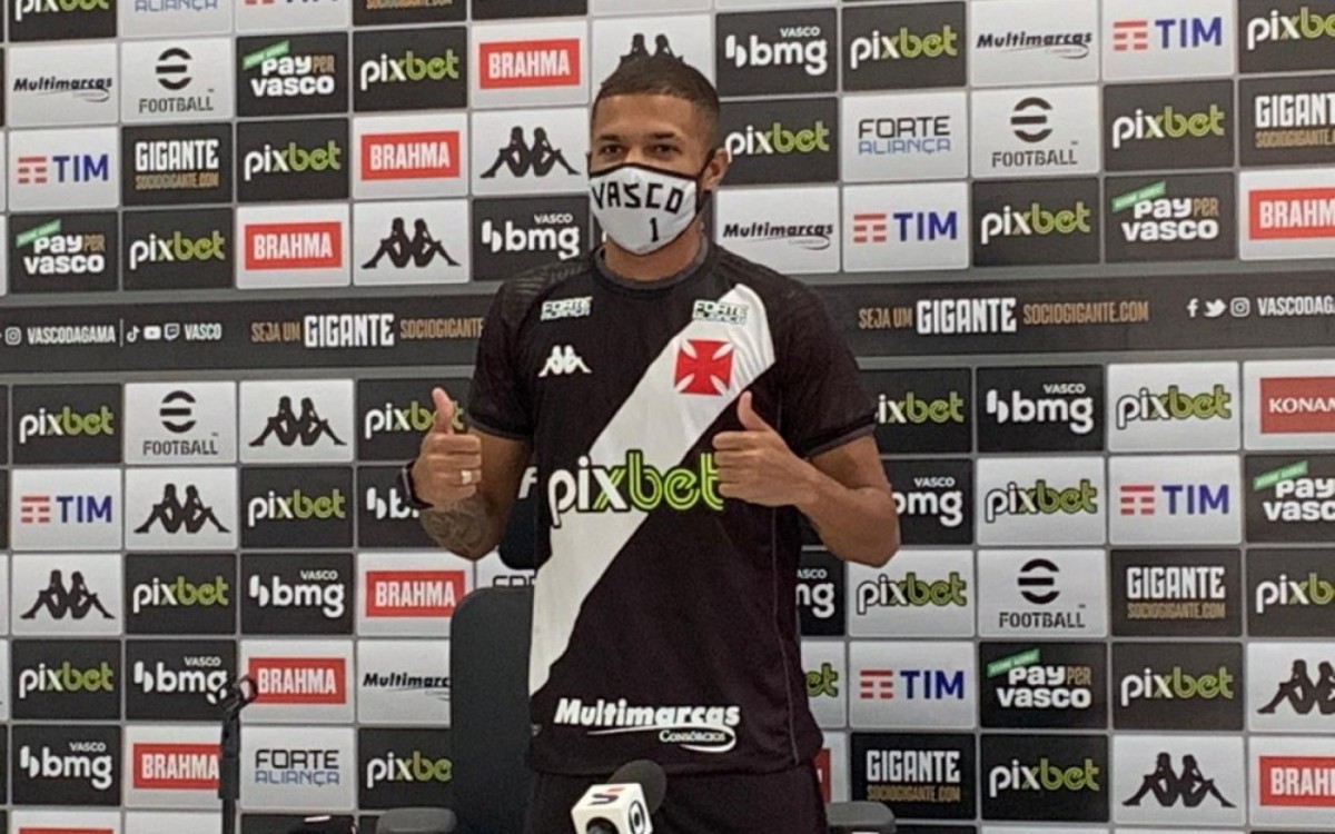 Vitinho sendo apresentado no Vasco da Gama